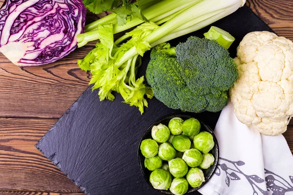 Ovanifrån av assorti av kål, broccoli, blomkål, brysselkål och Scotch grönkål - konceptet med en hälsosam kost. Plats för text — Stockfoto