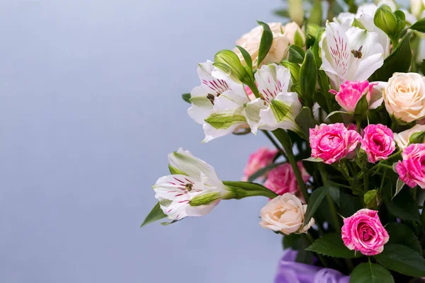 Vértes Gyönyörű Virágok Pasztell Színek Kék Háttér Üdvözlés Kártya Anya — Stock Fotó