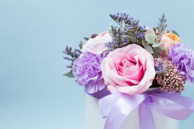 Portre çiçekler arka plan - boş tebrik kartı veya çiçeklenir pembe ve mor tonları ile davet.