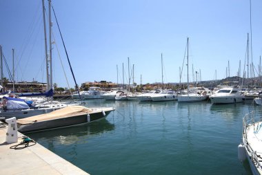 Yat limanındaki güneşli bir günde. Kopya alanı.