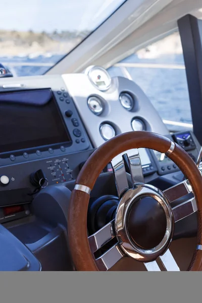 豪华游艇上的方向盘和控制面板 — 图库照片