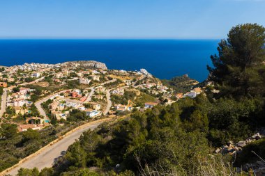 Üstten görünüm Cumbre del Sol, Costa Blanca, sahil İspanya.