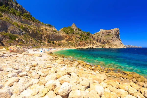 Piękny Widok Plaży Zatoce Turkusową Wodą Playa Moraig Cumbre Del — Zdjęcie stockowe