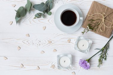 Çalışma alanı. Hediye, fincan kahve ve çiçekler ve mumlar. Düz yatıyordu, en iyi görünüm. Sevgililer günü.