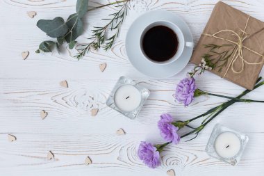 Çalışma alanı. Hediye, fincan kahve ve çiçekler ve mumlar. Düz yatıyordu, en iyi görünüm. Sevgililer günü.