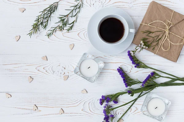 Çalışma alanı. Hediye, fincan kahve ve çiçekler ve mumlar. Düz yatıyordu, en iyi görünüm. Sevgililer günü.