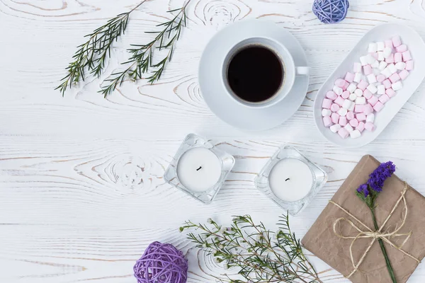 Vista Superior Café Presente Embrulhado Papel Kraft Marshmallow Velas Flores — Fotografia de Stock