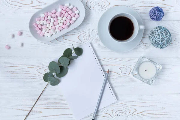 Утренняя Кофейная Кружка Завтрак Пустой Блокнот Карандаш Цветы Белом Столе — стоковое фото