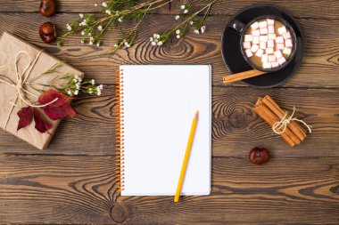 Sonbahar kompozisyon. Kahve süt ve lokum hediye ile sonbahar yaprakları, tarçın. Davet Blanc şablon, alay kadar.