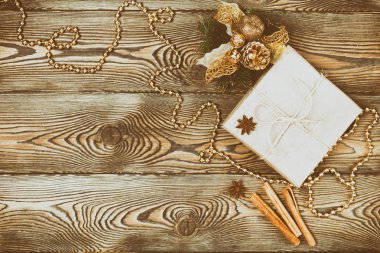 Noel ve Yılbaşı tatil arka plan. Noel dekor ahşap bir masa üzerinde. Yat, alanı Kopyala.