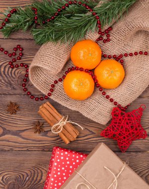 Noel arka plan - ahşap şeker kamışı tarçınlı Yıldız anason, tatlı mandalina. Üstten görünüm, boş yer