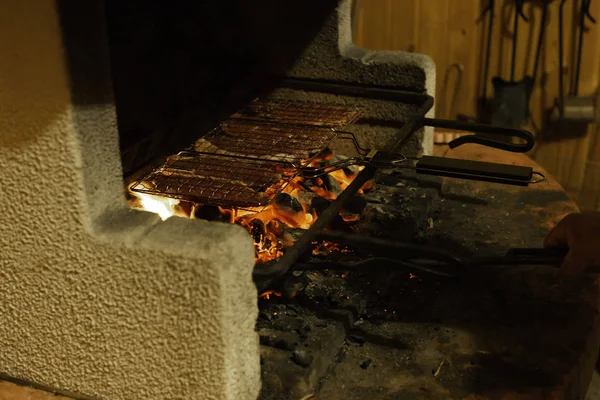 在燃烧的木炭烤架上烤烤肉 晚上开火 夏季烧烤 烧烤和派对的概念 Copyspace — 图库照片