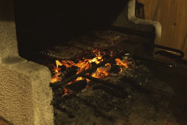 夜暖炉の燃えるような炭火焼きの肉のグリルします 夏のグリル バーベキュー Bbq パーティーのコンセプトです Copyspace — ストック写真