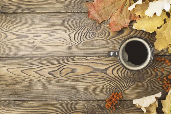 Осень, осенние листья, горячая чашка кофе и на деревянном фоне стола. Морской пейзаж, утренний кофе, воскресный отдых и концепция натюрморта . — стоковое фото