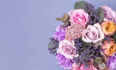 Mavi bir arka plan üzerinde pastel renklerde closeup güzel çiçekler. Tebrik kartı, annemin günü, düğün davetiyesi, Doğum günü. Kopya alanı