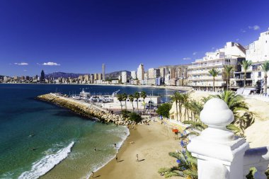 Benidorm balkon - Poniente beach, port, gökdelenler ve dağlar, İspanya.