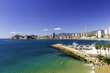 Benidorm şehir İspanya Poniente beach, port, gökdelenler ve dağlar, Benidorm İspanya ile Panoraması.