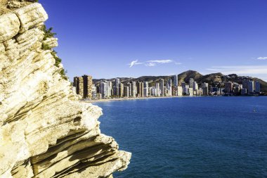 Benidorm şehir İspanya gökdelenler ve dağlar ile panorama arka plan üzerinde rock