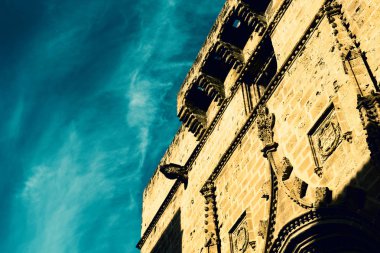 Öğe bir dramatik gökyüzü zemin karşı Kotolic kilise. Kopya alanı.