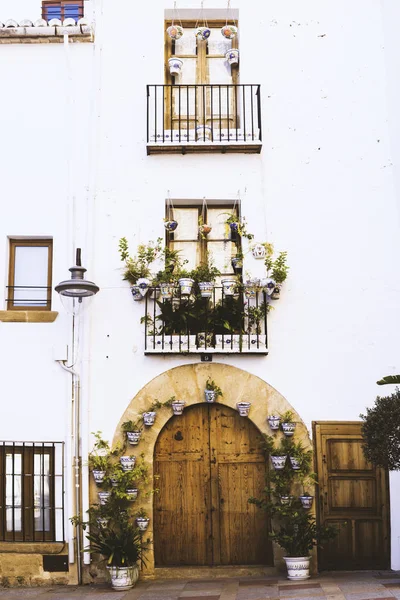 Gevel Van Oude Europese Huis Met Windows Balkon Met Bloemen — Stockfoto