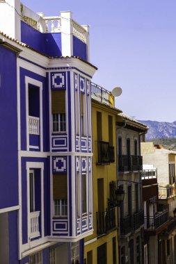 Avrupa tarihi kent sokak Solaryum ve balkon evlerin güzel cephe sistemleri ile