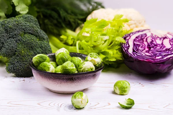 Närbild Blandade Friskt Färska Grönsaker Träbord Kål Broccoli Blomkål Och — Stockfoto