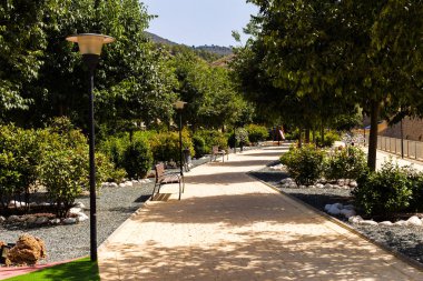 Rahat Avrupa park banklar, ağaçlar, açık egzersiz donanımları ve bir oyun alanı. Kentsel alan, rekreasyon alanı kavramı