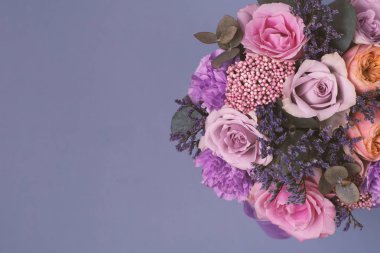 Mavi bir arka plan üzerinde pastel renklerde closeup güzel çiçekler. Tebrik kartı, anneler günü, düğün davetiyesi, Doğum günü. Kopya alanı.