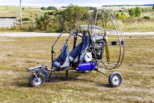 Moto yamaçparaşütü sahada closeup. — Stok fotoğraf