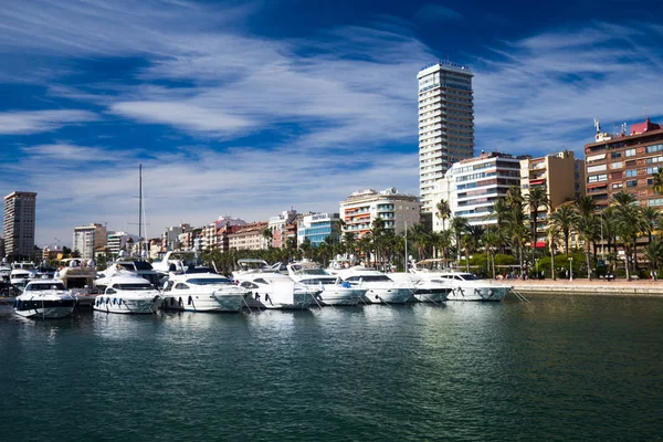04 novembre 2018 - Alicante, Espagne : architecture moderne d'une ville européenne, port de plaisance . — Photo