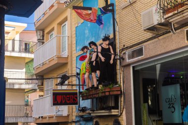 Benidorm, Alicante İspanya-Kasım 01,2018: eşcinsel kişi balkon ve gökkuşağı eşcinsel gurur bayrağı giymiş mankenler