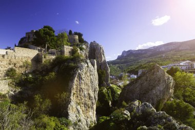 İspanya 'da Benidorm yakınlarındaki Guadalest' teki meşhur çan kulesi ve geçidi..