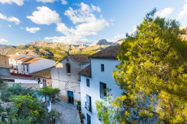 İspanya 'da Benidorm yakınlarındaki Guadalest' teki meşhur çan kulesi ve geçidi..