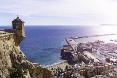 Geniş açılı görünüş, Alicante, İspanya Santa Barbara castle. Postiguet beach, şehir ve liman manzarasına. Karışık görünümü modern şehir ve kale duvarları ve kuleler