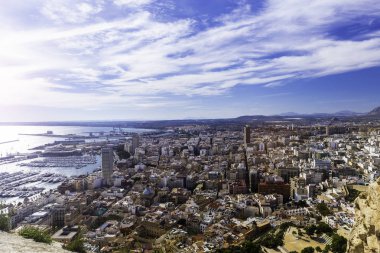Üstten görünüm plaj, modern şehir ve liman ile yatlar. Alicante İspanya.
