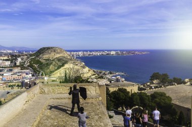 Alicante, İspanya Santa Barbara Kalesi: geniş açı bakış. Panoramik şehir, liman ve tepeler. Vatandaşların ve turistlerin ziyaret etmek için yer.