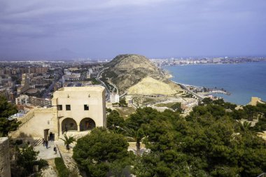 Alicante, İspanya Santa Barbara Kalesi: geniş açı bakış. Panoramik şehir, liman ve tepeler. Vatandaşların ve turistlerin ziyaret etmek için yer.
