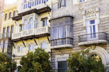 Geleneksel evleri cepheler bükülmüş işlenmiş ve oyma balkonları Seville şehir, Endülüs, İspanya