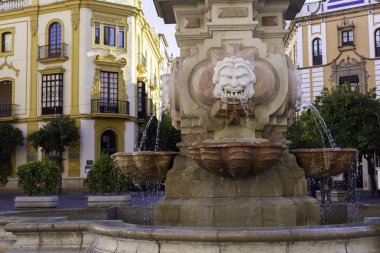 Bir Çeşme Meydanı Virgen de Los Reyes closeup ve Başpiskopos Palace - Sevilla şehir İspanya müteşekkil.