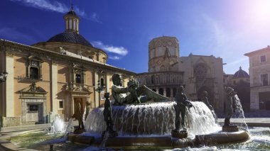 Çeşme Rio Turia Valencia İspanya - Avrupa şehir mimarisi bakire Aziz Meryem meydanında.