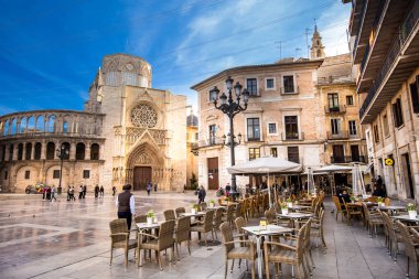 Valencia İspanya - 15 Kasım 2017: St. Mary s kare - şehrin ana simgesel yapı üzerinde açık kafe
