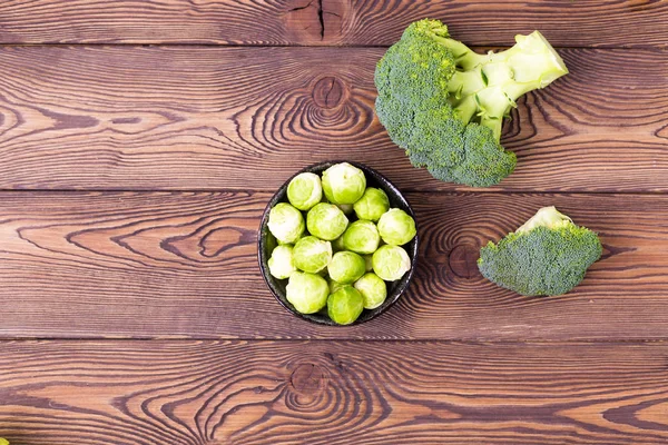 Färsk Broccoli Brysselkål Skål Ett Träbord Ekologiska Produkter Hälsosam Mat — Stockfoto