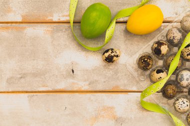 Paskalya Paskalya yumurtaları ve ahşap beyaz ve gri masa şeritler ile arka plan. Kopya alanı ile Üstten Görünüm