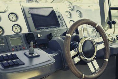 Direksiyon simidi ve kontrol panelinden bir lüks yat