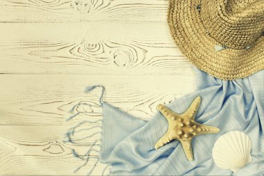 Yaz tatil kavramı. Şapka, deniz yıldızı ve deniz kabuğu ve mavi beyaz bir arka plan üzerinde çaldı. Üstten Görünüm