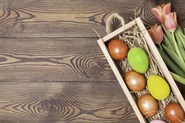 Mutlu Paskalyalar. Paskalya arkaplanını tebrik ederim. Paskalya yumurtası ve çiçekleri