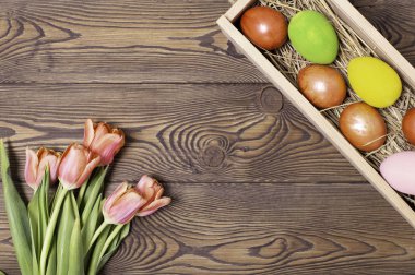 Mutlu Paskalyalar. Paskalya arkaplanını tebrik ederim. Paskalya yumurtası ve çiçekleri