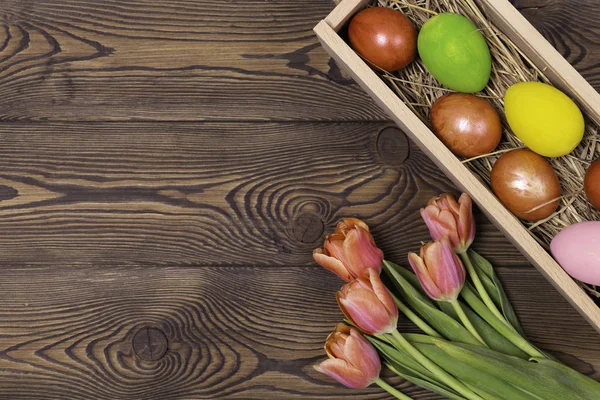 Mutlu Paskalyalar. Paskalya arkaplanını tebrik ederim. Paskalya yumurtası ve çiçekleri