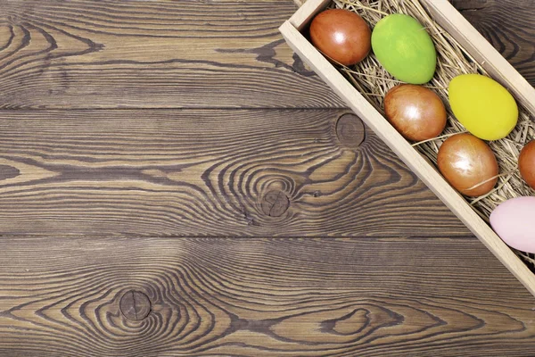 Mutlu paskalyalar. Kutlama Paskalya arka plan. Paskalya yumurtaları mezarda saman üzerinde
