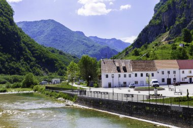 Karadağ manzara-bir dağ Nehri kıyısında Zabljak küçük kasaba